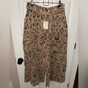 Easel Women’s Beige and Green Patterned Cargo Pants
